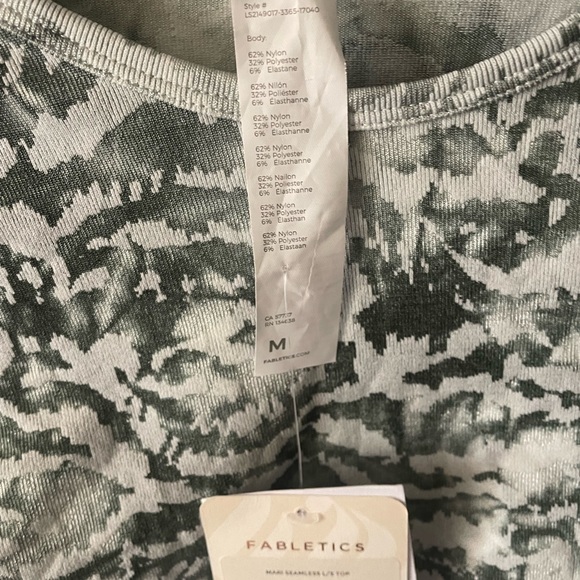 NWT Cropped Long Sleeve Fabletics Workout Top - Picture 4 of 4